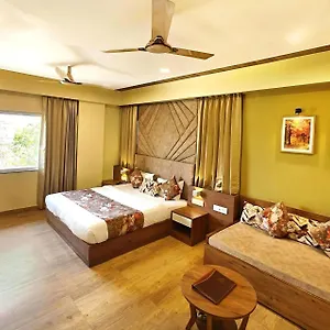 Opulence - 500 Meters From Railway Station Hotel